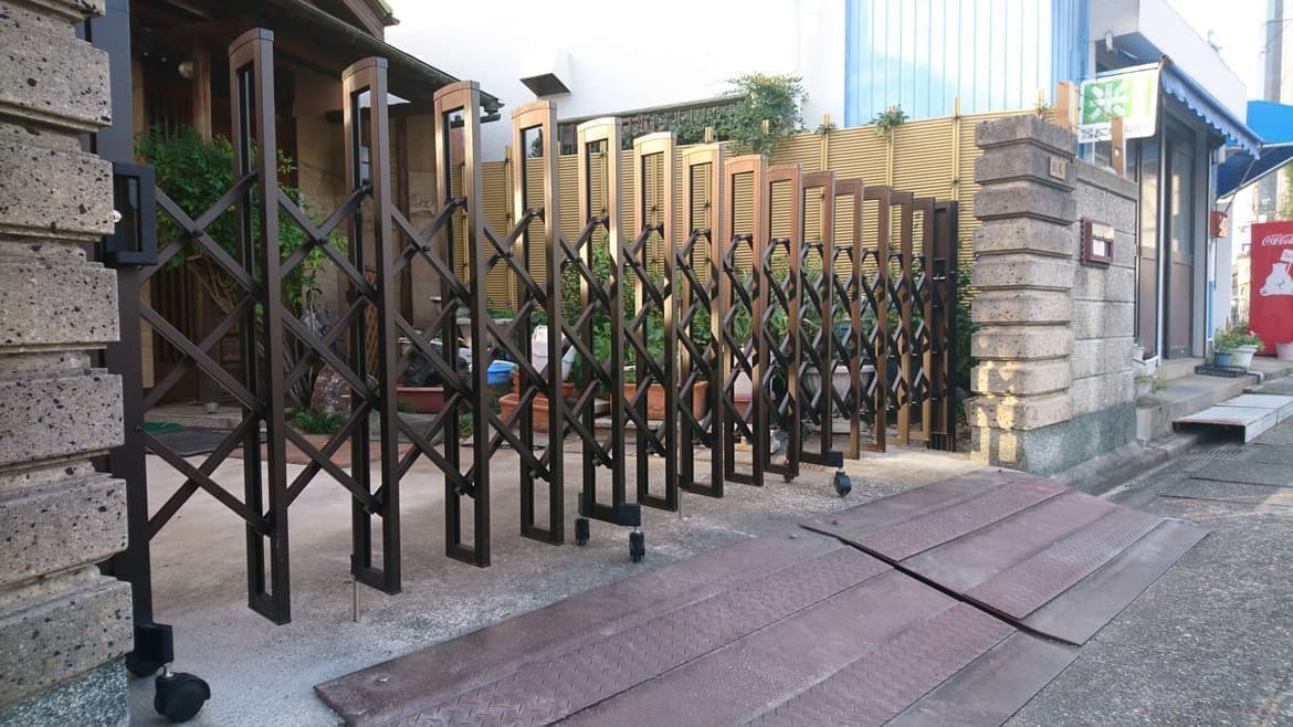 アコーディオン門扉の取替え 知多市 | 門扉の取替えならエクステリアの窓口知多市